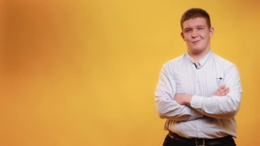 Artı boyut ölçüsünde adam jest yapıyor.