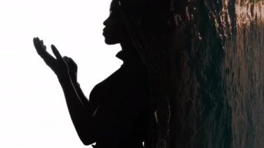 Karantina silueti ölçüyor. Siyah kadın kalıyor.