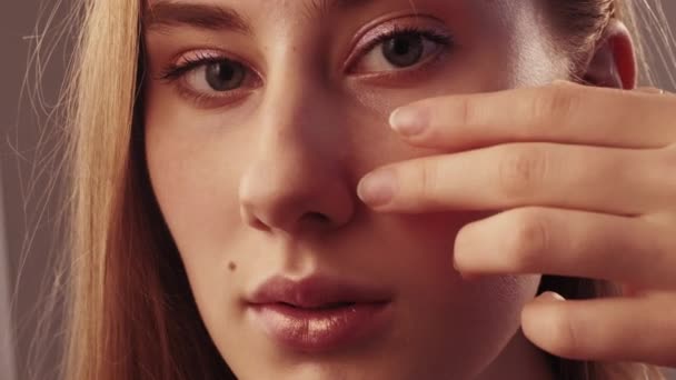 Natuurlijke cosmetische vrouwelijke gezichtsverzorging perfecte huid — Stockvideo