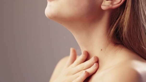 Belleza spa mujer tratamiento corporal piel sensible — Vídeo de stock