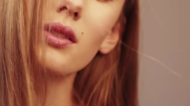 Olhar natural mulher bonita nua maquiagem labial cuidado — Vídeo de Stock