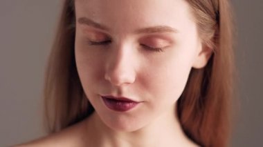 Güzel kadın kontrast makyaj modeli