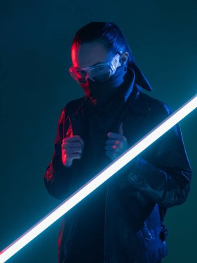 Siber Punk kurtulan distopian gelecekteki kadın cyborg