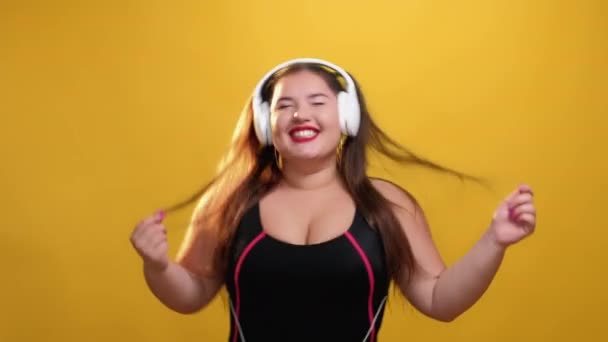 Meloman szczęśliwy plus rozmiar kobieta ciało pozytywne — Wideo stockowe