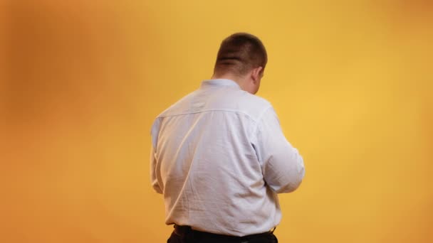 Cuerpo avergonzar hombre obeso dieta de alimentos poco saludables — Vídeo de stock