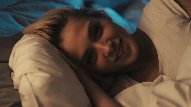 Bonne nuit sourire heureuse femme détendue dans un lit confortable — Video