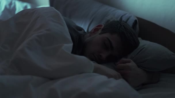 Poruchy spánku noční děs narušený muž v posteli — Stock video