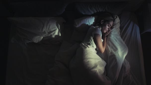 Nuit repos doux rêves femme dormir dans un lit confortable — Video