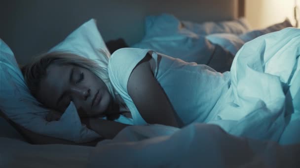 Rusteloze slaap nacht slapeloosheid verstoord vrouw bed — Stockvideo