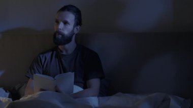 Gece ilham perisi yatakta hobi kitabı okuyor.