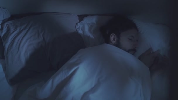 Noche terror dificultad dormir perturbado hombre en la cama — Vídeo de stock