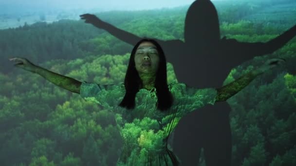 Příroda svoboda les flyover uvolněný asijské žena — Stock video