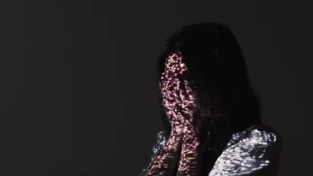 Anksiyete krizi stresli kadın karanlıkta ağlıyor — Stok video