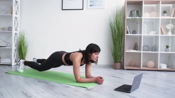 Online-Training sportliche Frau Fitness-Blog stark — Stockvideo