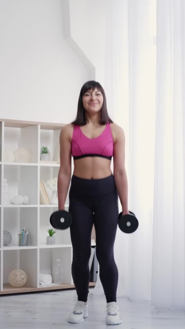 Fitness video atlético mujer bloqueo deporte casa — Vídeos de Stock