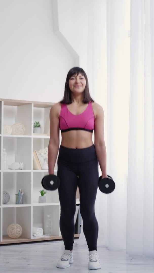 Allenamento a casa atletica donna blocco palestra fitness — Video Stock