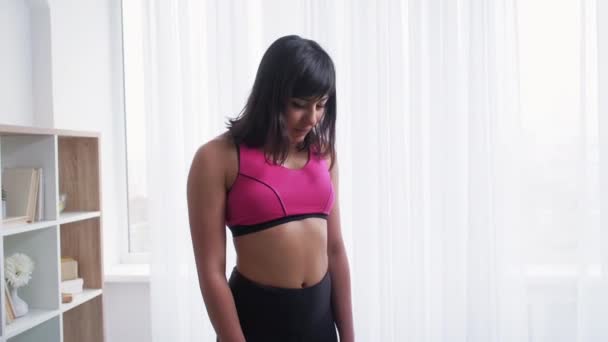 Casa treinamento esportivo mulher fitness exercício — Vídeo de Stock