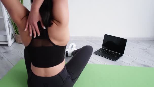 Otthon fitness sportos nő felmelegedés gyakorlat — Stock videók