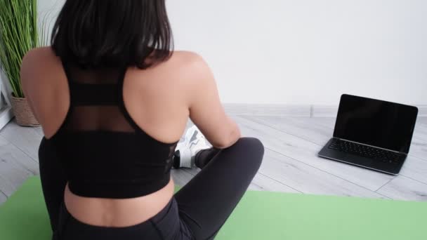 Fitness en casa entrenador femenino conexión en línea — Vídeos de Stock