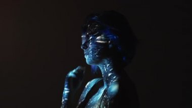 duygusal kriz üzgün kadın ağlıyor mavi yağmur damlaları