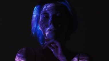 iç huzur ruhsal aura renkli ilham veren kadın