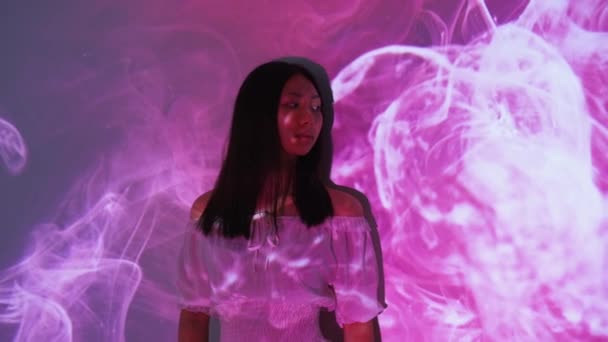 Spirituele aura chakra energie aziatische vrouw roze mist — Stockvideo