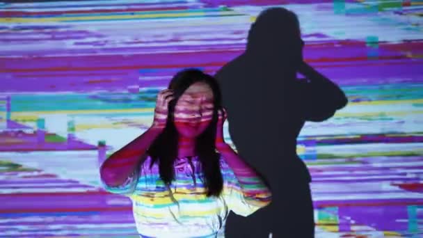 Anxiété numérique glitch bruit asiatique femme maux de tête — Video