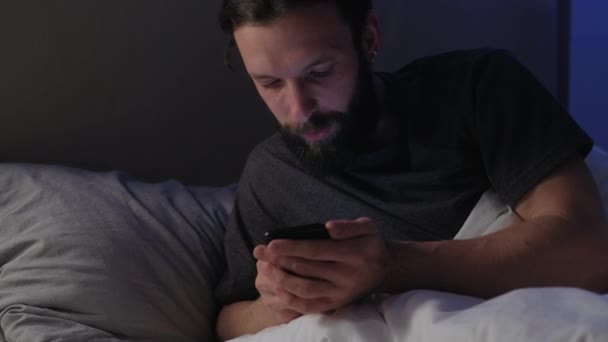 Sen chat mobil nat mand ved hjælp af telefon i sengen – Stock-video