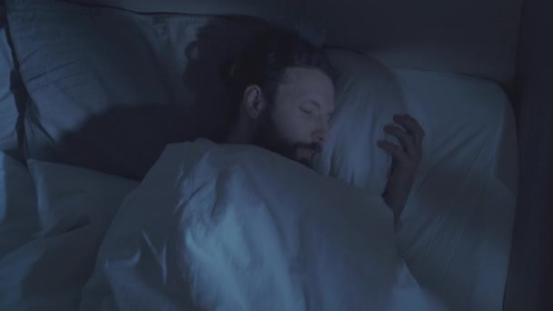 Łóżko zmęczenie noc bezsenność zmęczony człowiek leżący w łóżku — Wideo stockowe
