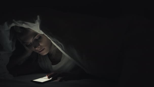 Nuit internet en ligne insomnie femme téléphone au lit — Video