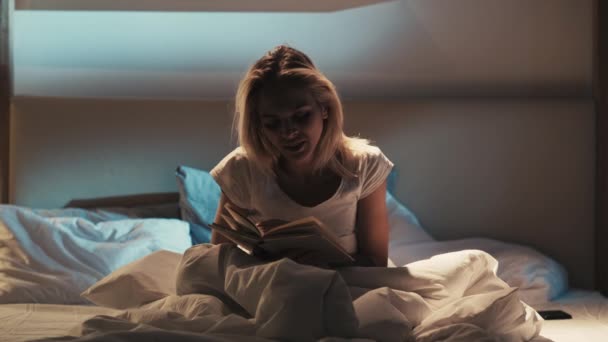 Noche de estudio tarde aprender libro mujer cansada en la cama — Vídeos de Stock