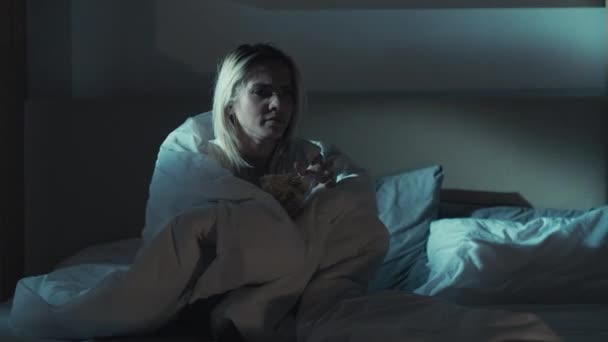 Horror filme noite medo mulher assistindo tv na cama — Vídeo de Stock