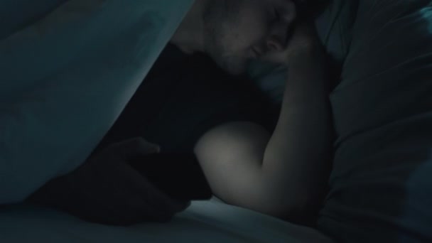 Laat online nacht vermoeidheid vermoeide man telefoon in bed — Stockvideo