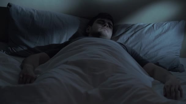 Noite terror mau sonho assustado homem pesadelo na cama — Vídeo de Stock