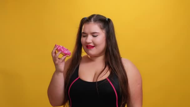 Caramelo mujer cuerpo estilo de vida positivo dieta problema — Vídeos de Stock