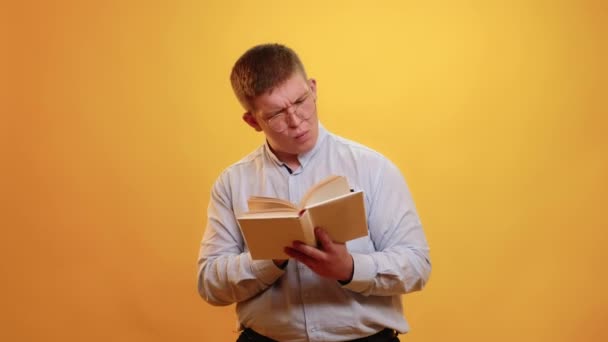Book lover pensive obese man amazed information — Stock Video
