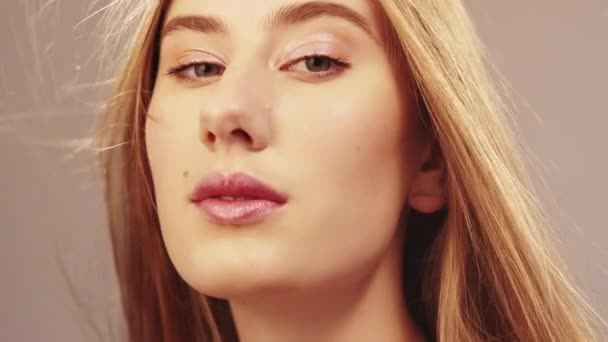 여성의 아름다운 관능적 인 여성 완벽 한 피부 매끈 — 비디오