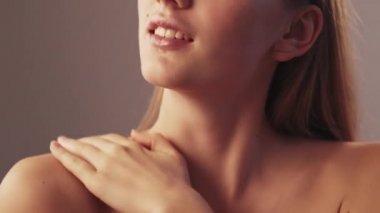 Nemlendirici kozmetik kadın vücudu yumuşak cilt bakımı