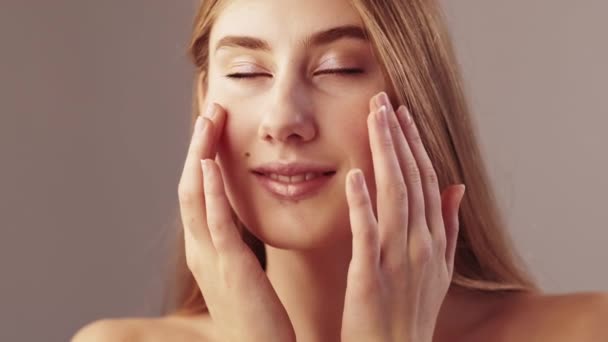 Schoonheid cosmetologie gelukkig vrouw stevig gezond huid — Stockvideo