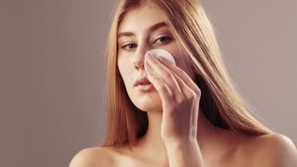Delicate gezicht schoonmaken mooie vrouw huidverzorging — Stockvideo