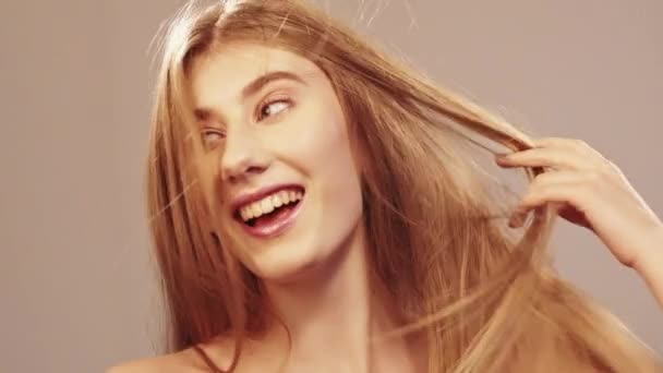 Kosmetický salon blondýny žena jemné vlasy léčba — Stock video