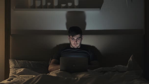 Lembur bekerja online Lelah pria laptop di tempat tidur — Stok Video