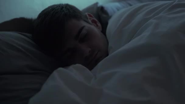 Descanso noturno cansado relaxado homem dormindo em cama acolhedora — Vídeo de Stock