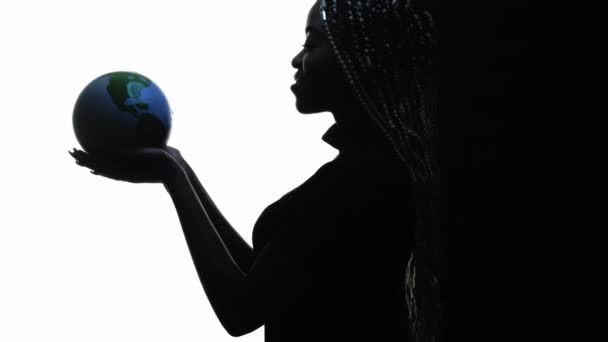 Veilige planeet silhouet zwarte vrouw ecologie probleem — Stockvideo