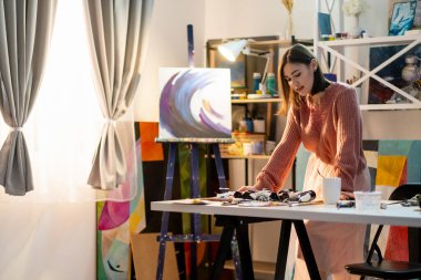 Stüdyoda resim kursunda kadın sanatçı.