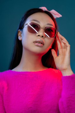 Güneş gözlüklü neon gözlüklü kız.