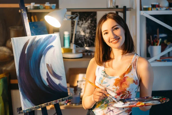 Pintura hobby feliz artista femenina en el taller — Foto de Stock