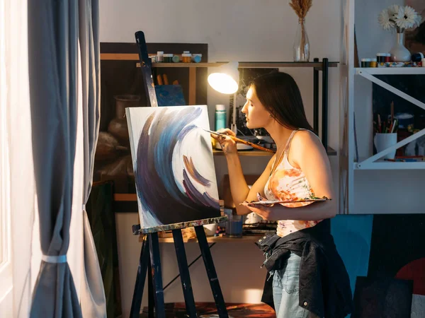 Arte terapia relajante hobby inspirado mujer pintura — Foto de Stock