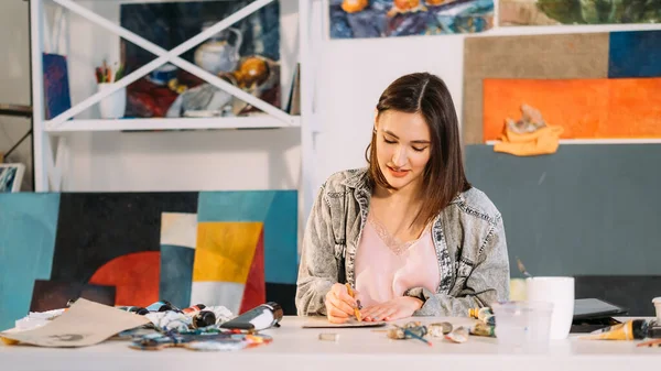 Художнє хобі художник стиль життя жінка малює в студії — стокове фото