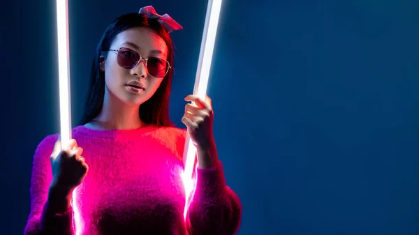Neón luz belleza cyberpunk chica en glamour rosa — Foto de Stock